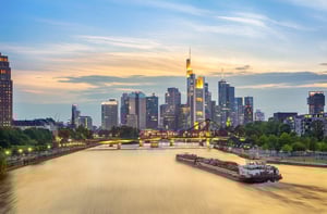 Veolia_frankfurt-skyline-on-sunset